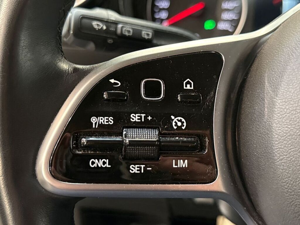 Mercedes-Benz EQT 2024 Musta