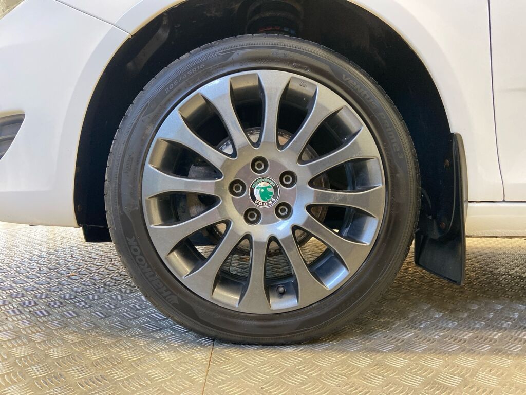 Skoda Fabia 2012 Valkoinen