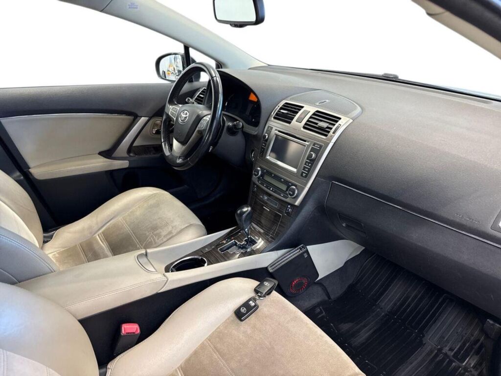 Toyota Avensis 2013 Musta