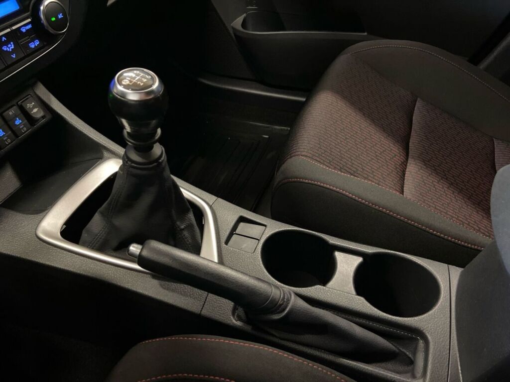 Toyota Auris 2013 Punainen