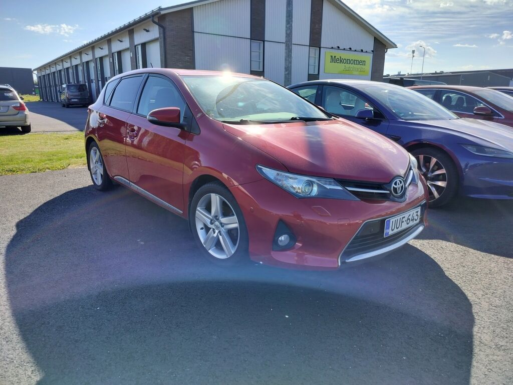 Toyota Auris 2013 Punainen