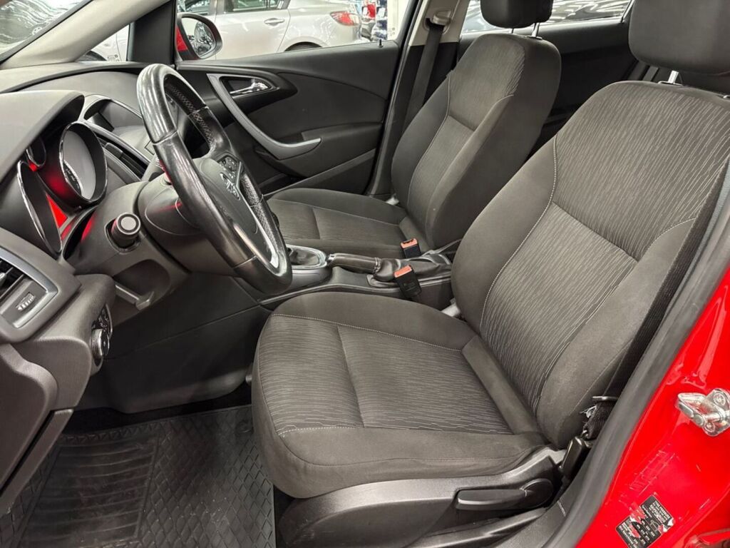 Opel Astra 2013 Punainen