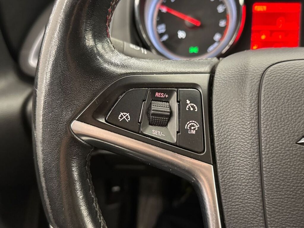 Opel Astra 2013 Punainen