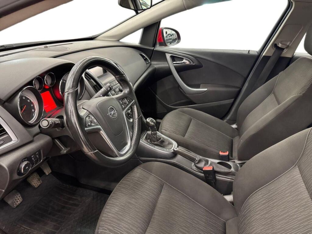 Opel Astra 2013 Punainen