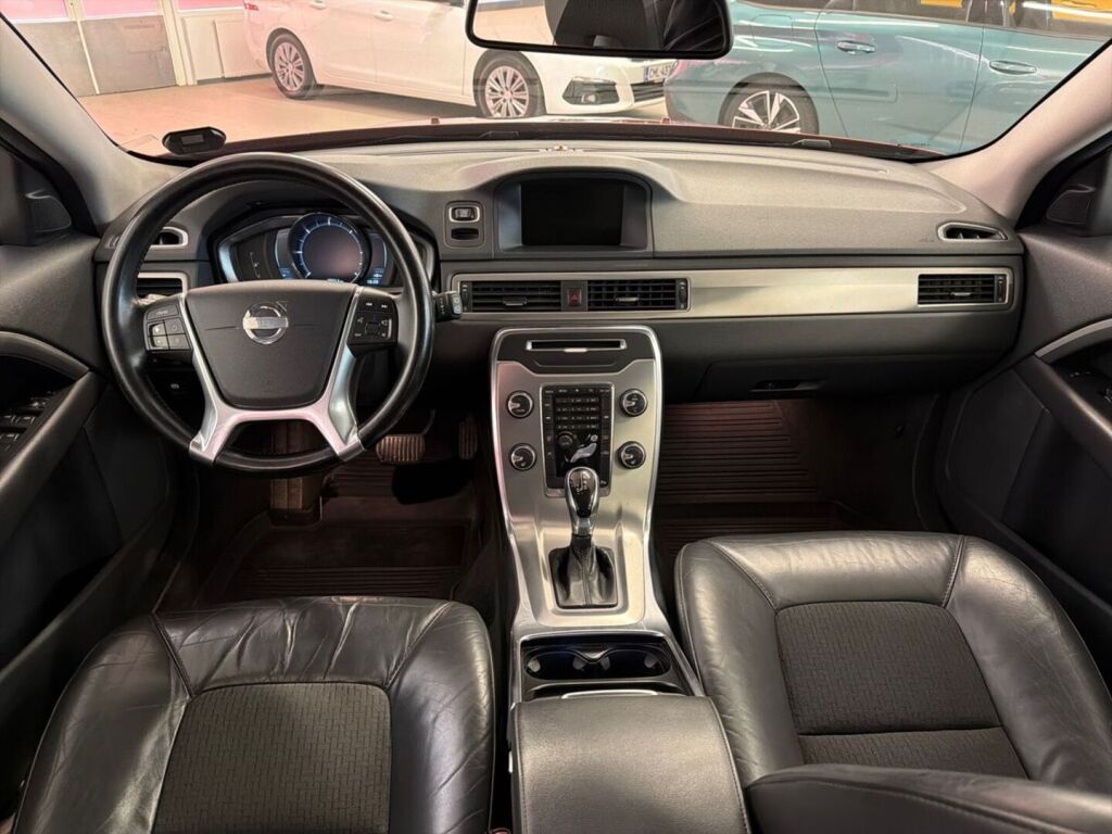 Volvo V70 2013 Punainen