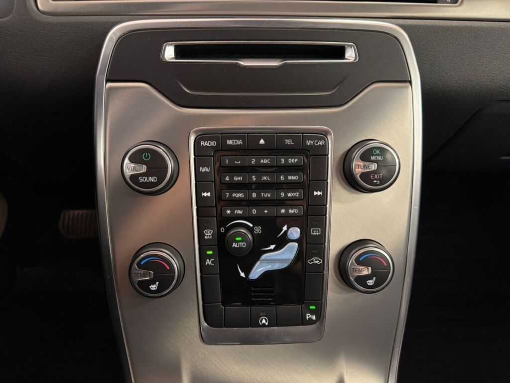 Volvo V70 2013 Punainen