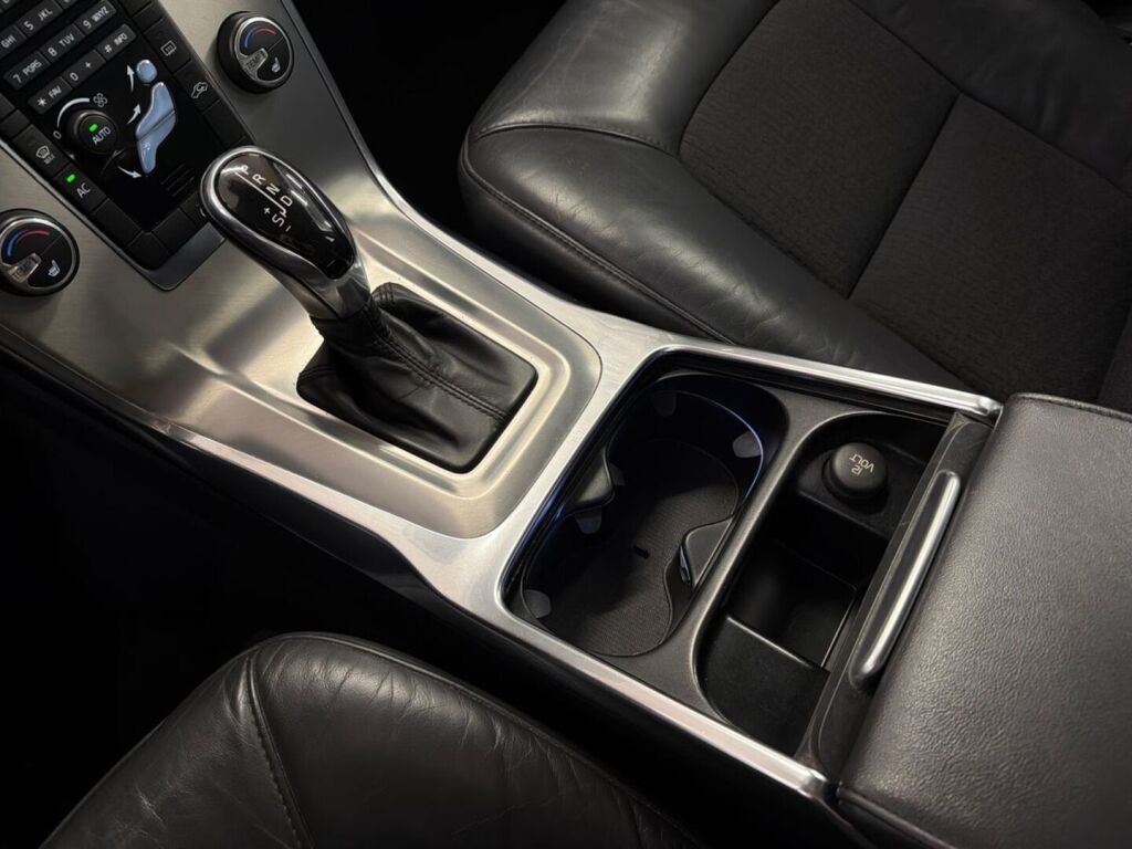 Volvo V70 2013 Punainen