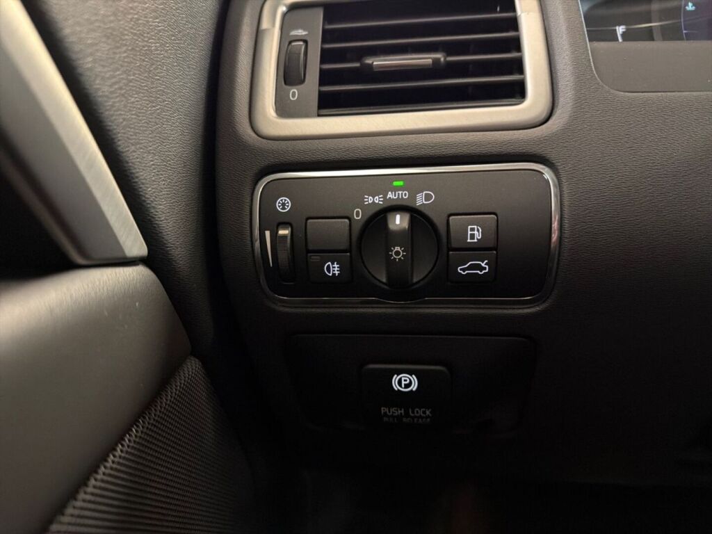 Volvo V70 2013 Punainen