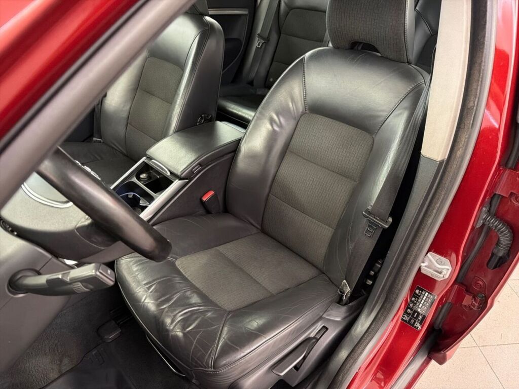 Volvo V70 2013 Punainen