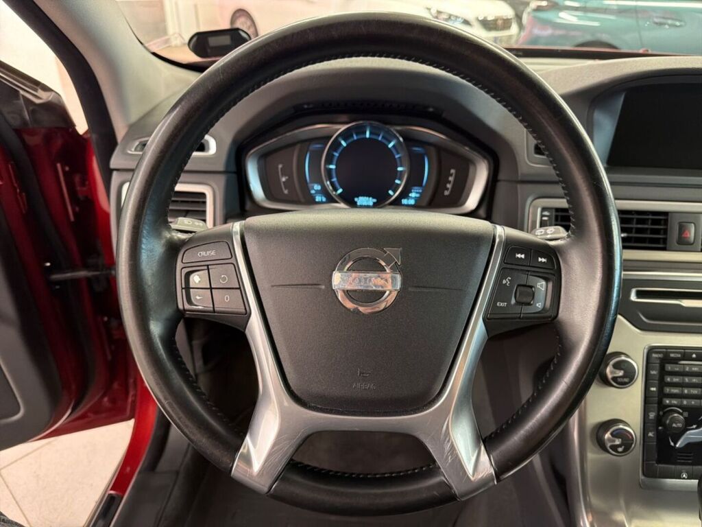 Volvo V70 2013 Punainen