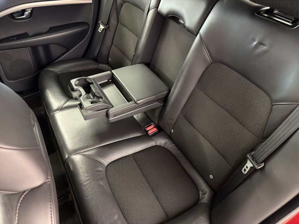 Volvo V70 2013 Punainen