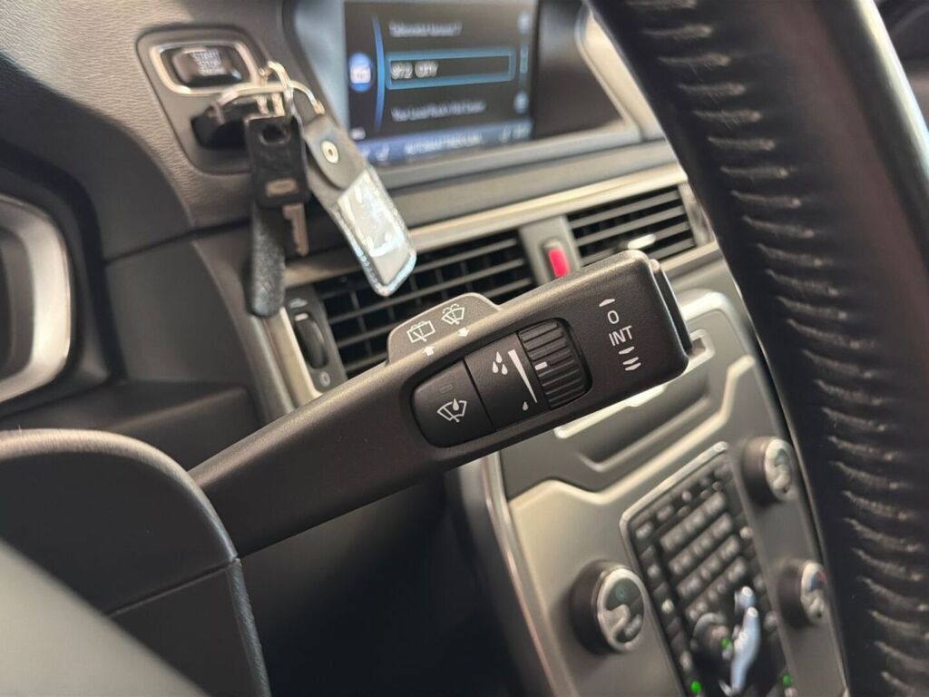 Volvo V70 2013 Punainen