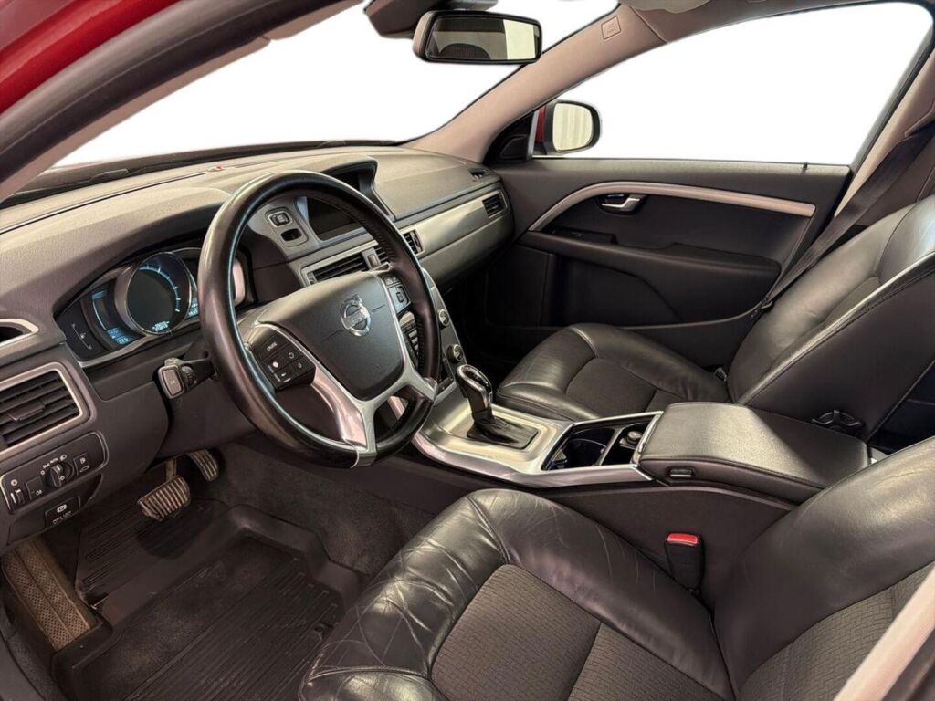 Volvo V70 2013 Punainen