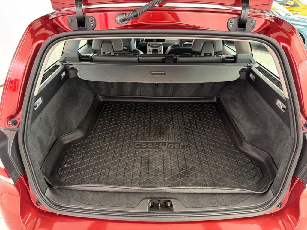 Volvo V70 2013 Punainen
