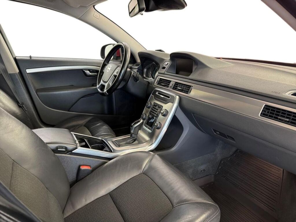 Volvo V70 2013 Punainen