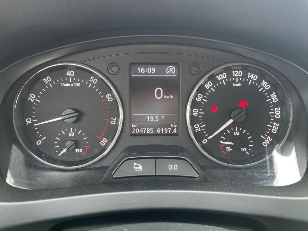 Skoda Rapid 2014 Ruskea (beige)