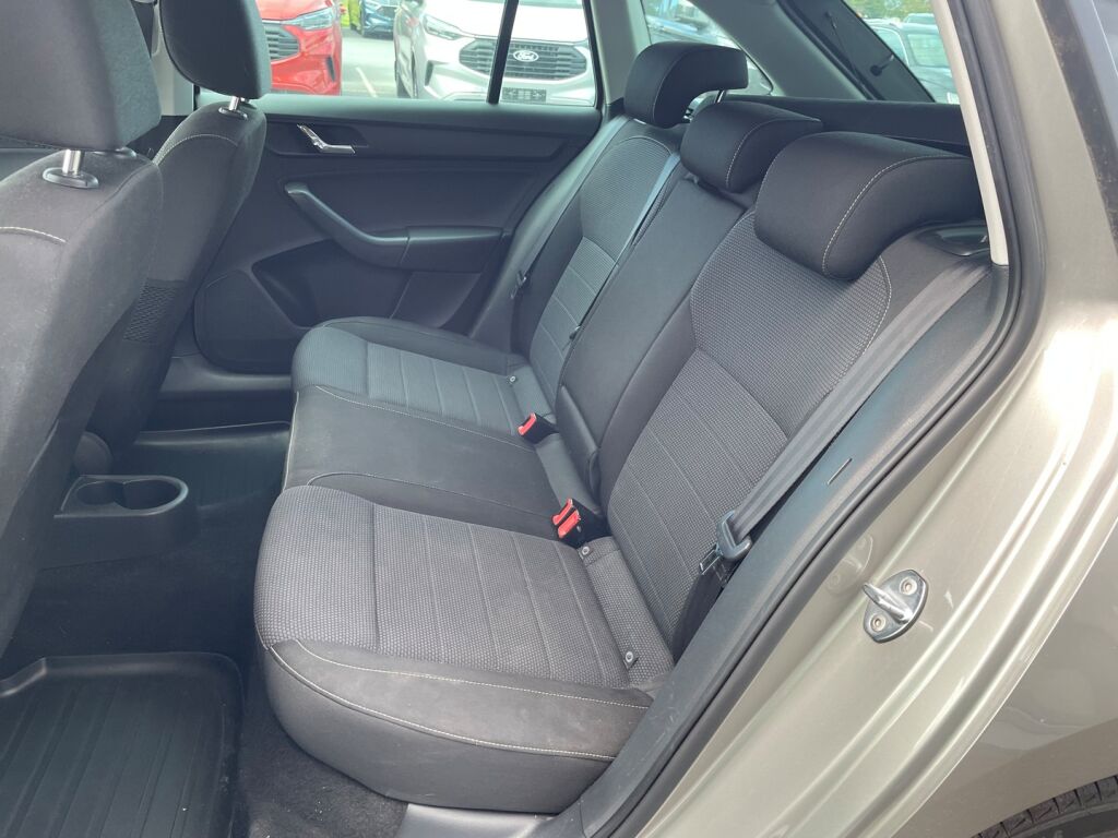 Skoda Rapid 2014 Ruskea (beige)
