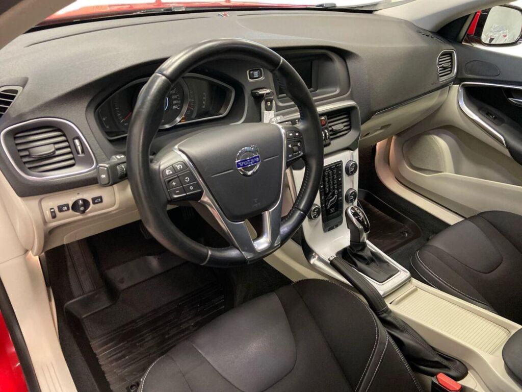Volvo V40 2013 Punainen