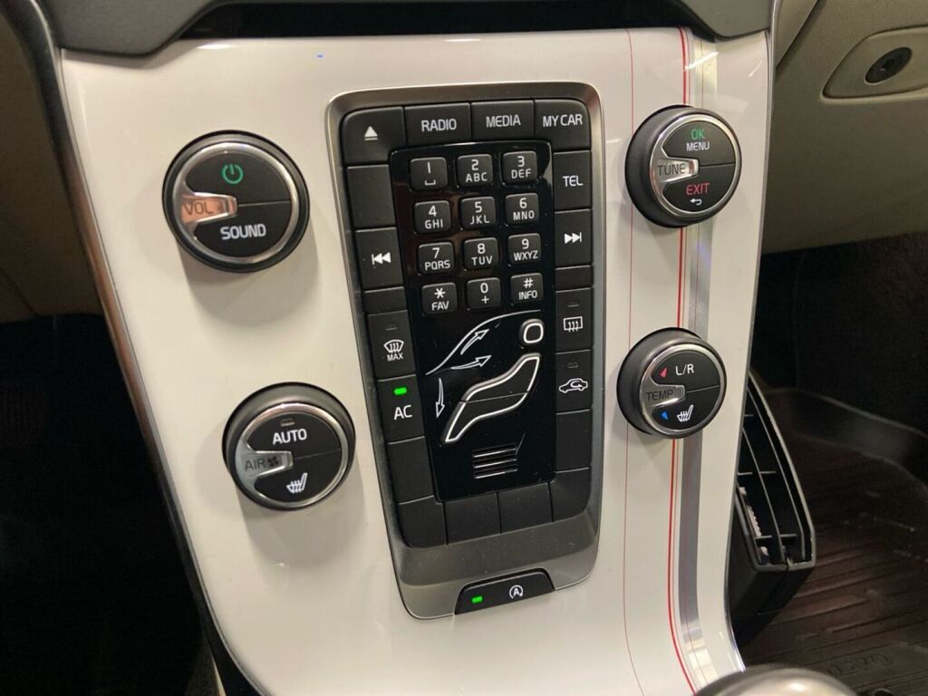 Volvo V40 2013 Punainen