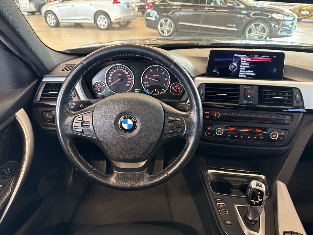 BMW 318 2013 Musta