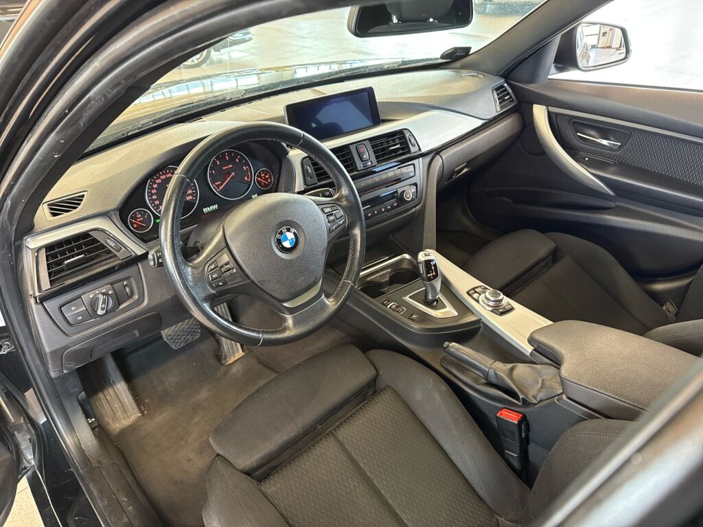 BMW 318 2013 Musta