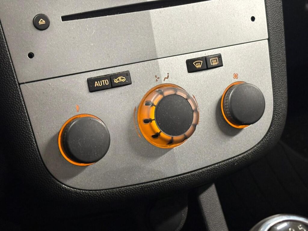 Opel Corsa 2014 Hopea