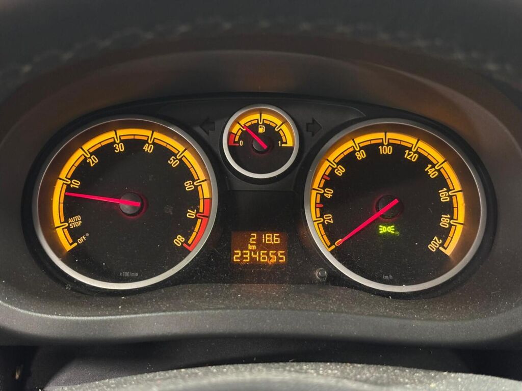 Opel Corsa 2014 Hopea