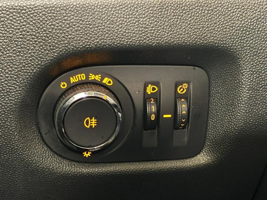 Opel Corsa 2014 Hopea