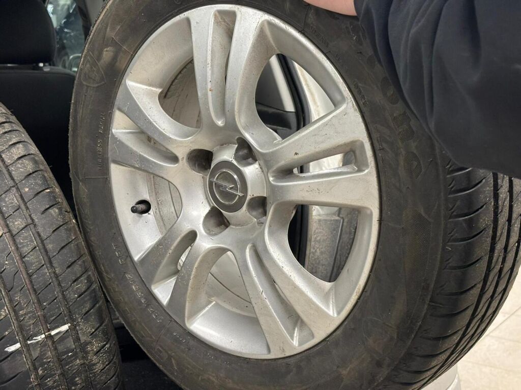 Opel Corsa 2014 Hopea