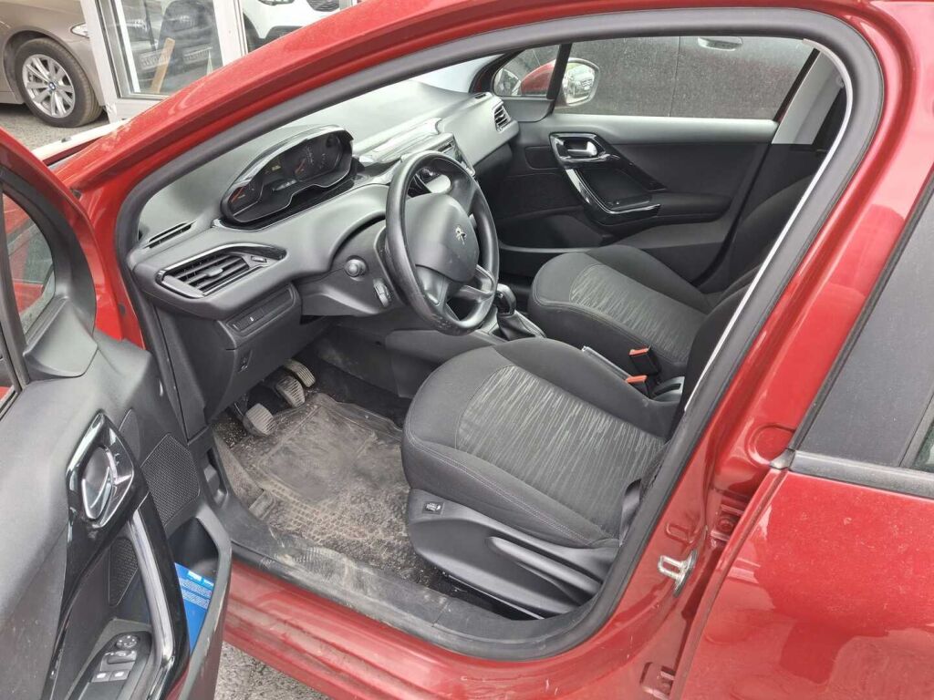 Peugeot 208 2014 Punainen