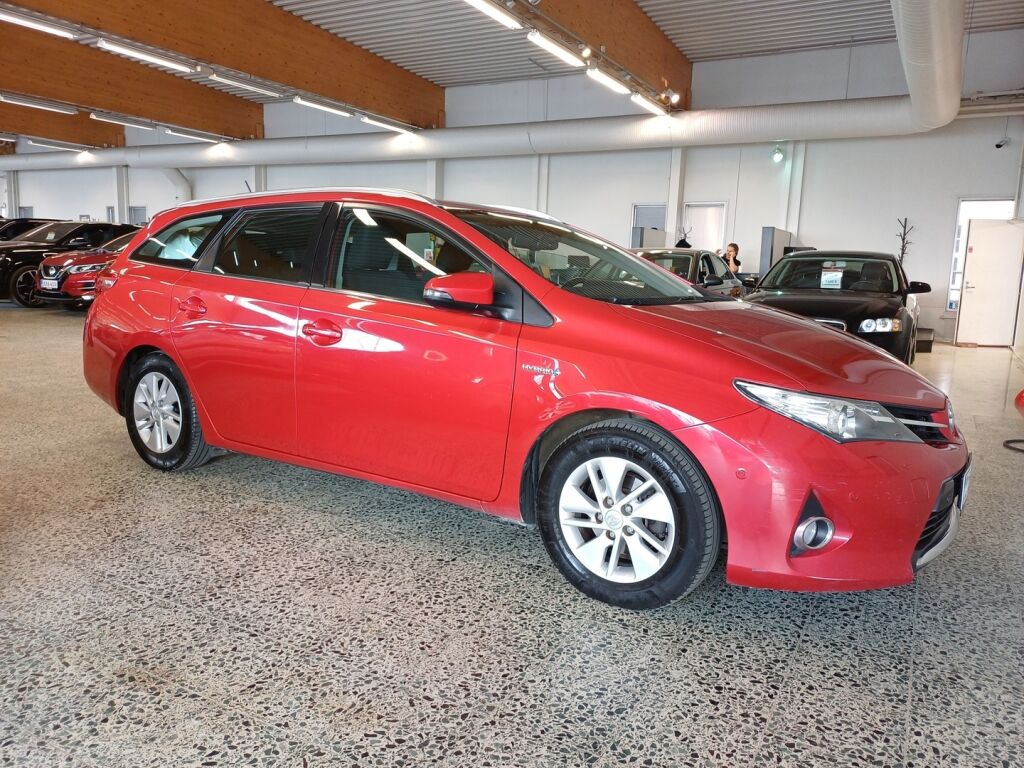 Toyota Auris 2014 Punainen