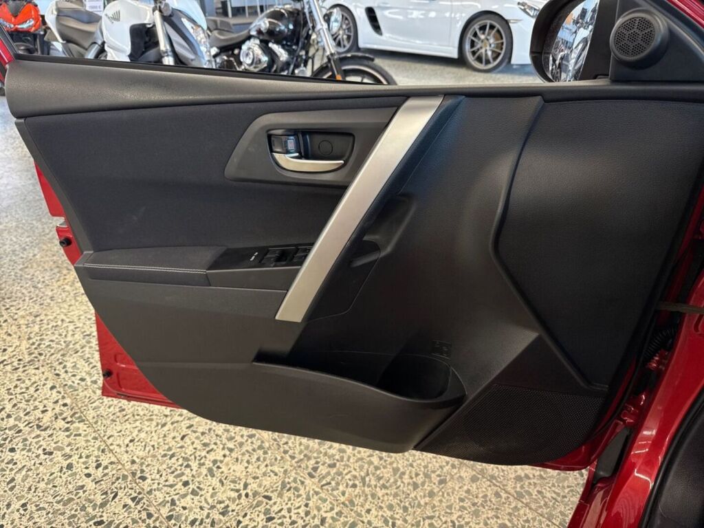 Toyota Auris 2014 Punainen