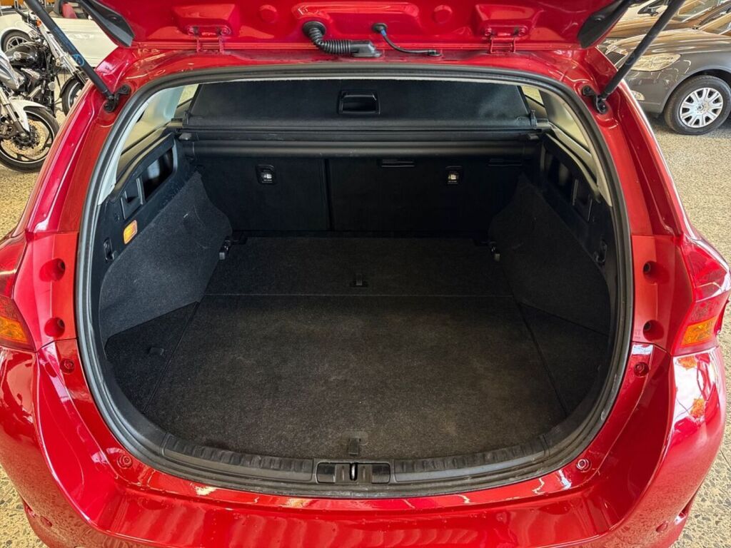 Toyota Auris 2014 Punainen
