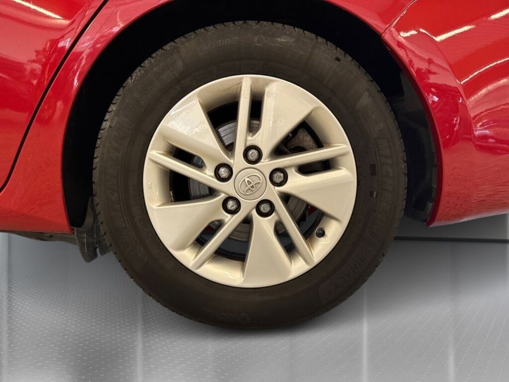 Toyota Auris 2014 Punainen
