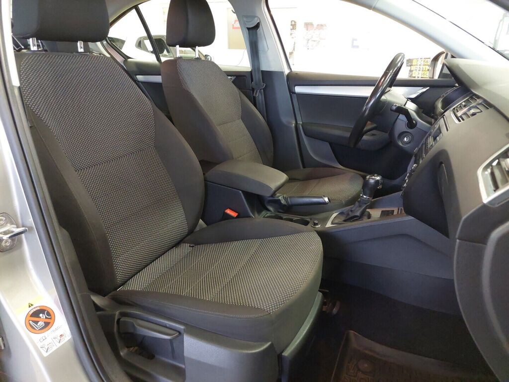 Skoda Octavia 2014 Ruskea (beige)