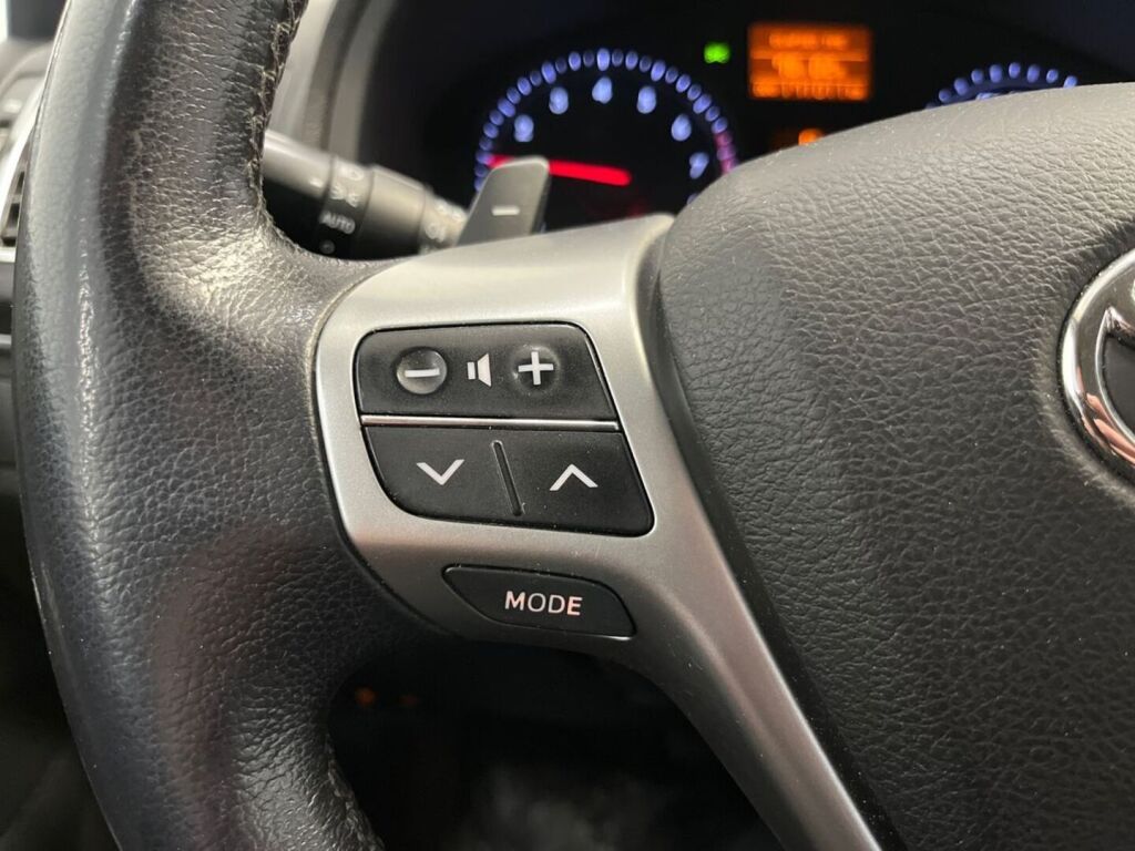 Toyota Avensis 2015 Harmaa