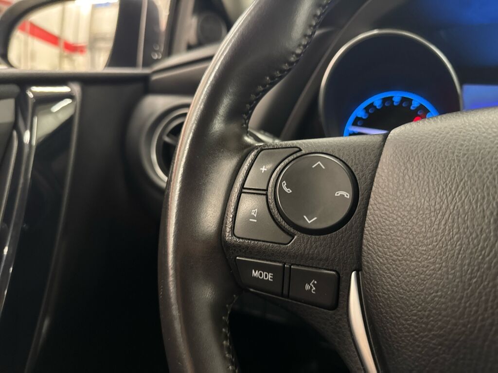 Toyota Auris 2015 Sininen