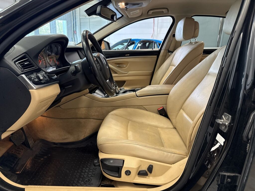 BMW 520 2011 Musta