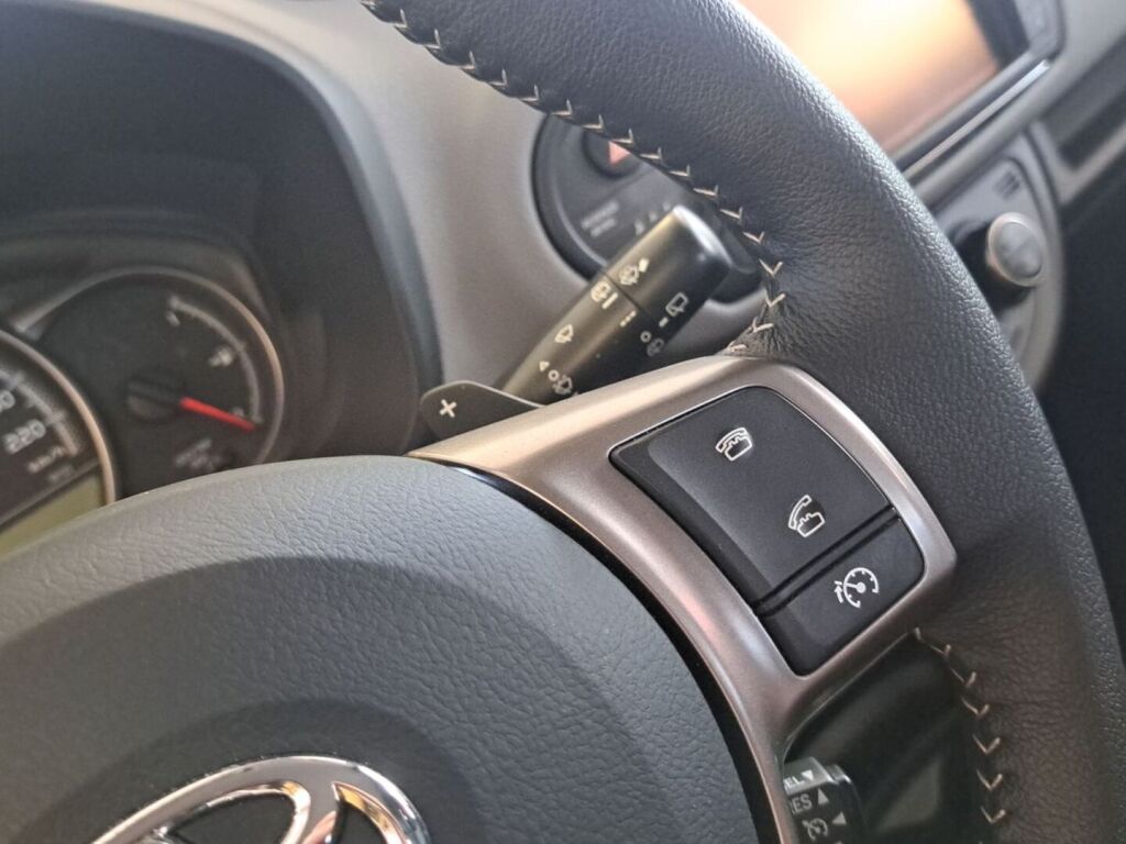 Toyota Yaris 2015 Ruskea (beige)