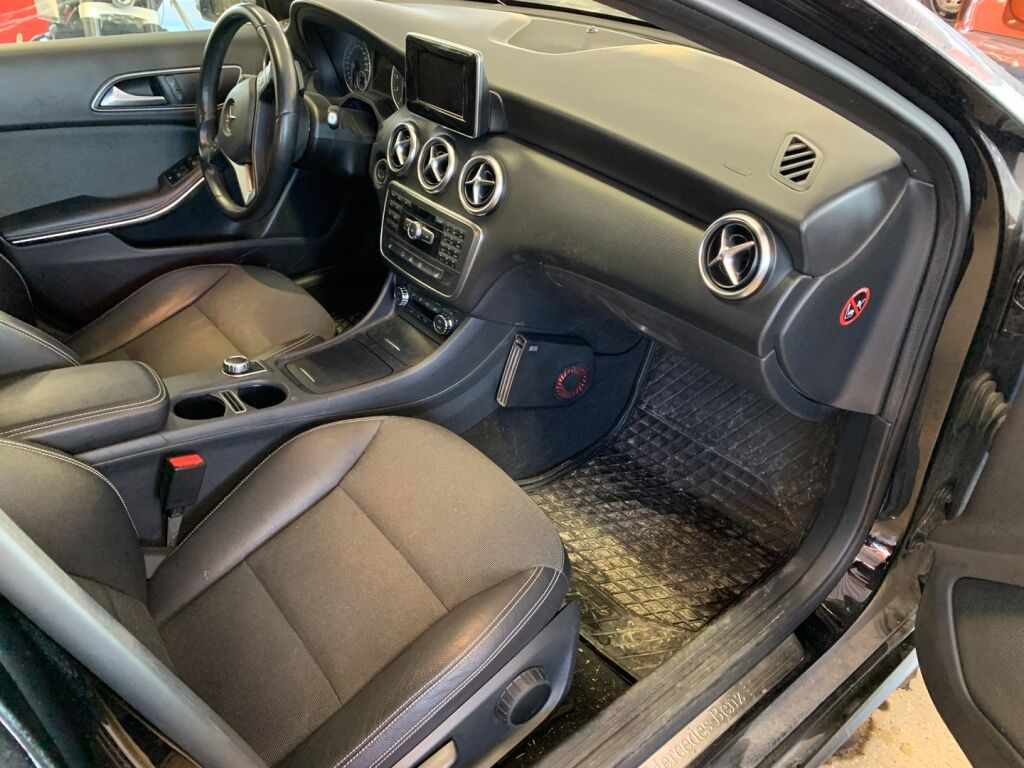 Mercedes-Benz A 2015 Musta