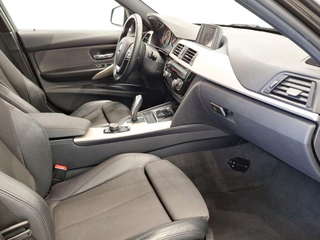 BMW 320 2016 Ruskea (beige)