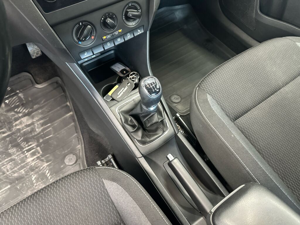 Skoda Rapid 2016 Ruskea (beige)