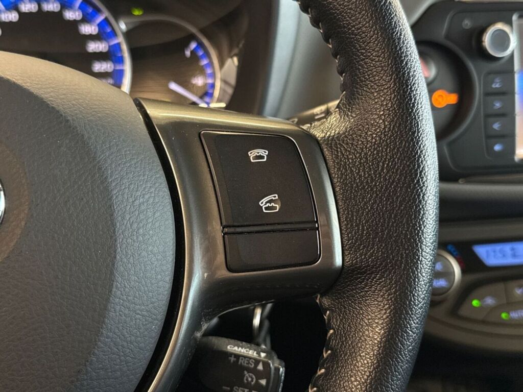 Toyota Yaris 2015 Punainen