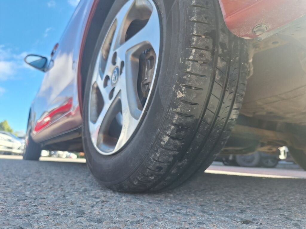 Toyota Yaris 2015 Punainen
