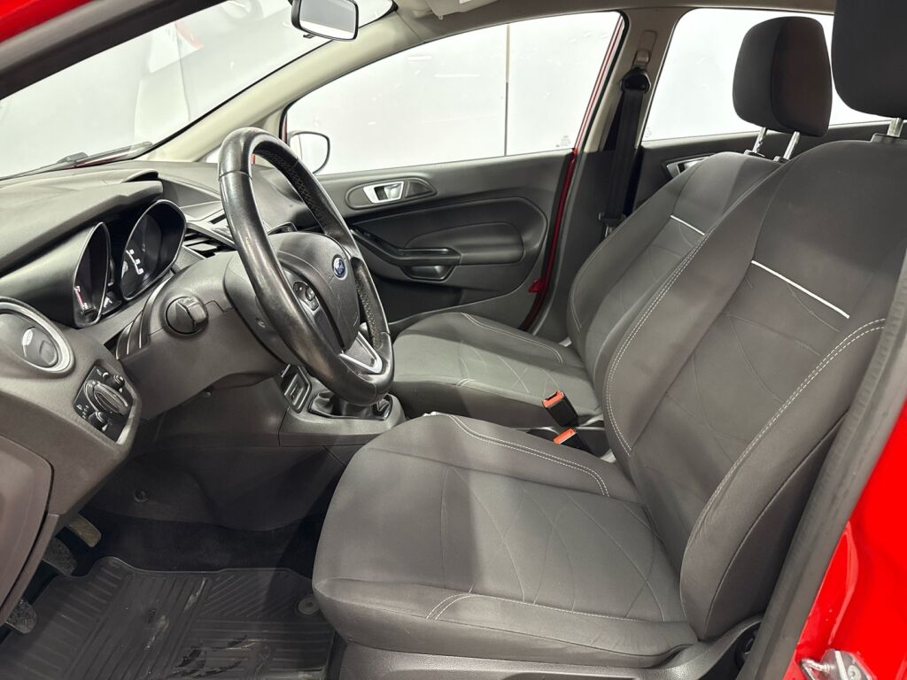 Ford Fiesta 2016 Punainen