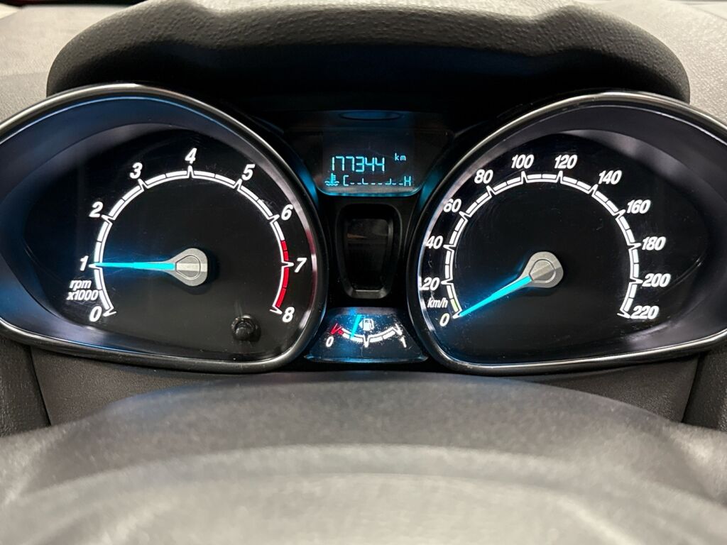 Ford Fiesta 2016 Punainen