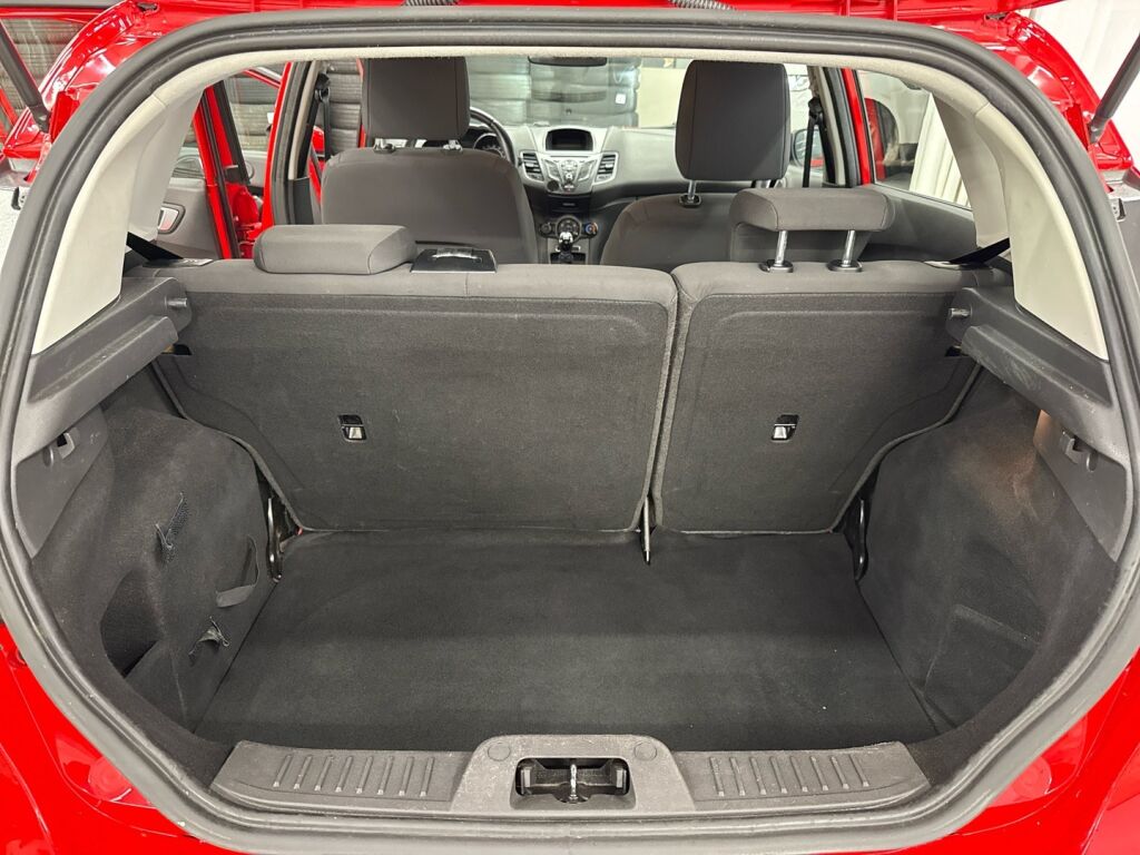 Ford Fiesta 2016 Punainen