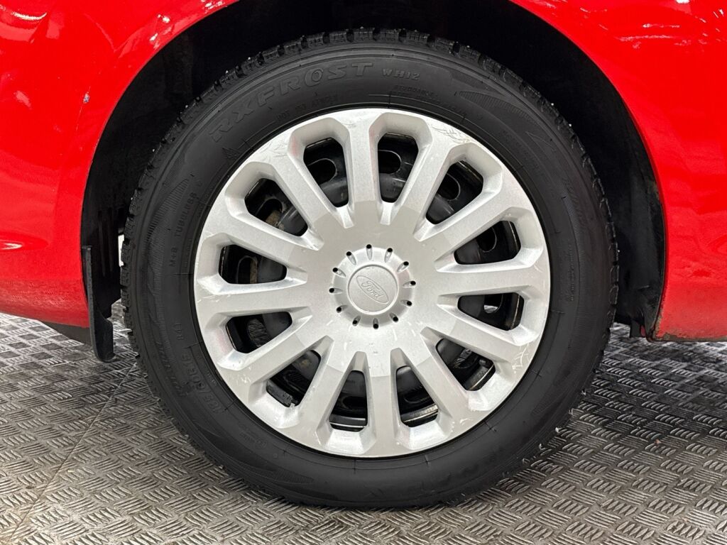 Ford Fiesta 2016 Punainen