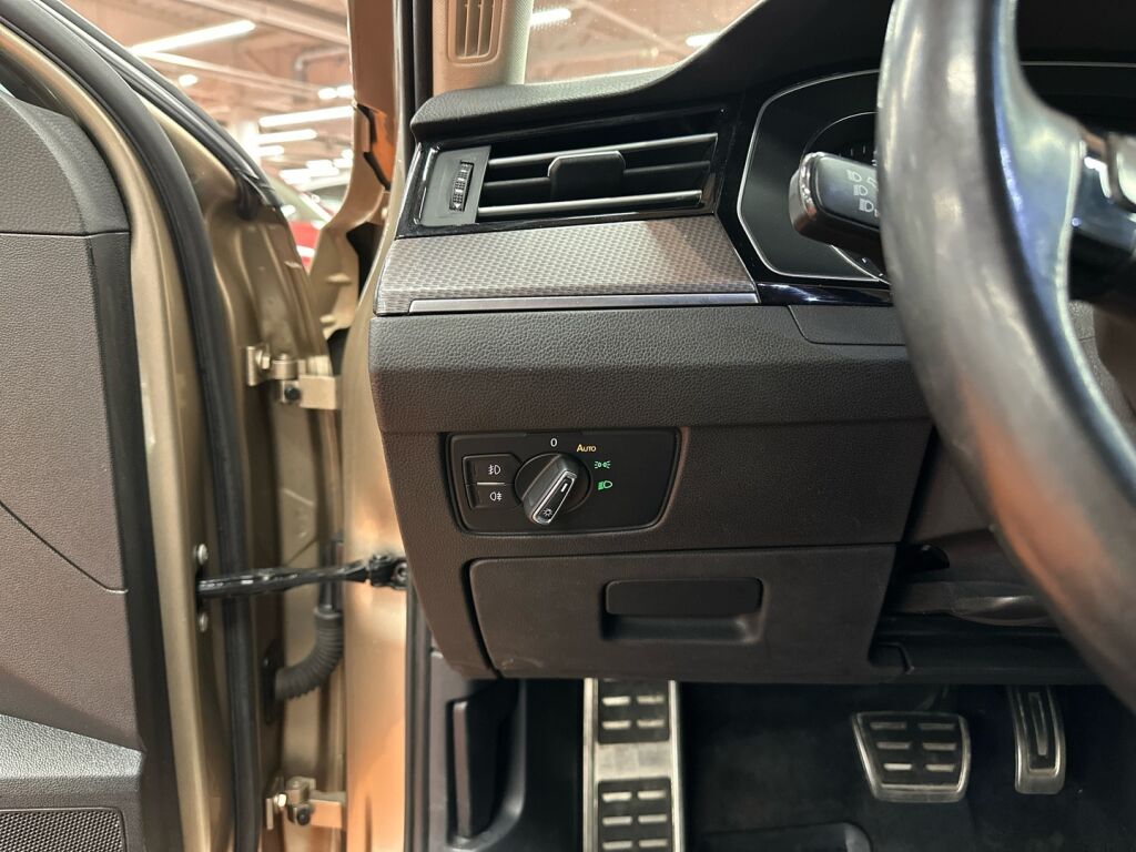 Volkswagen Passat 2016 Keltainen