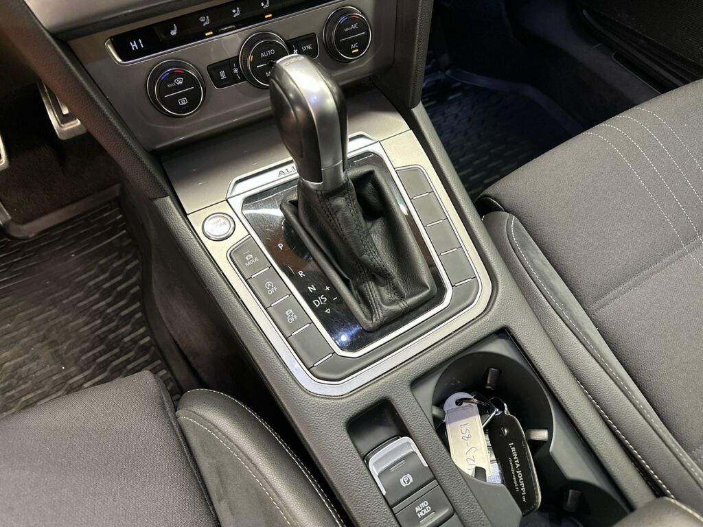 Volkswagen Passat 2016 Keltainen